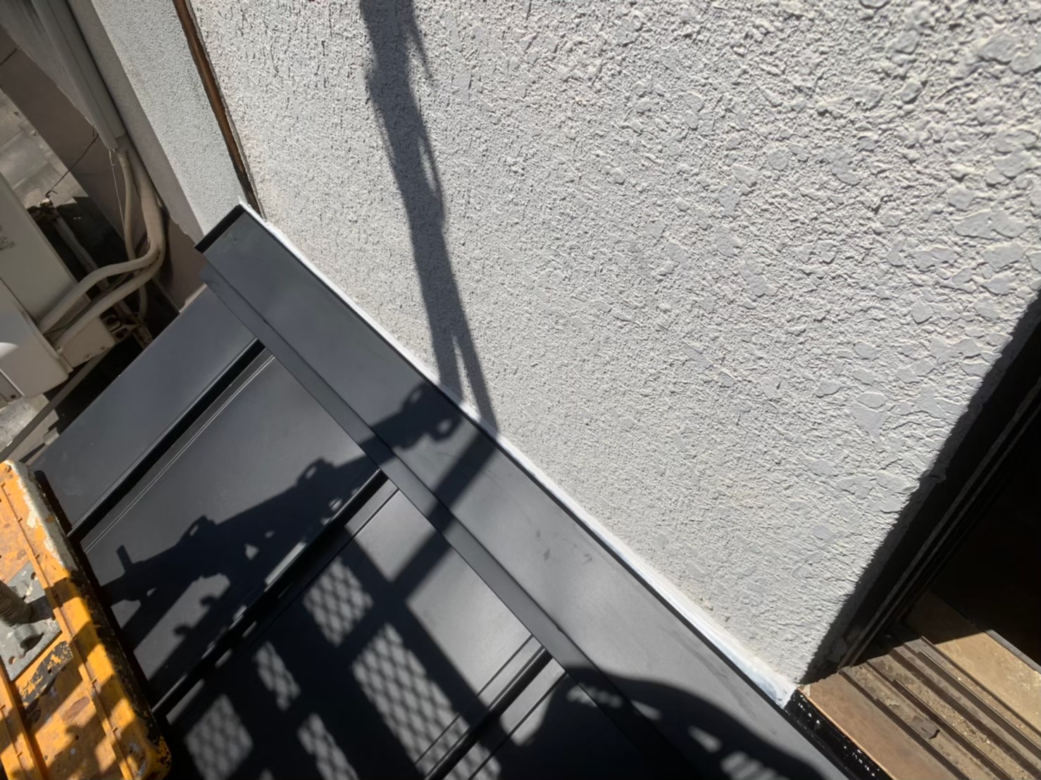 サッシ周りの雨押え板金